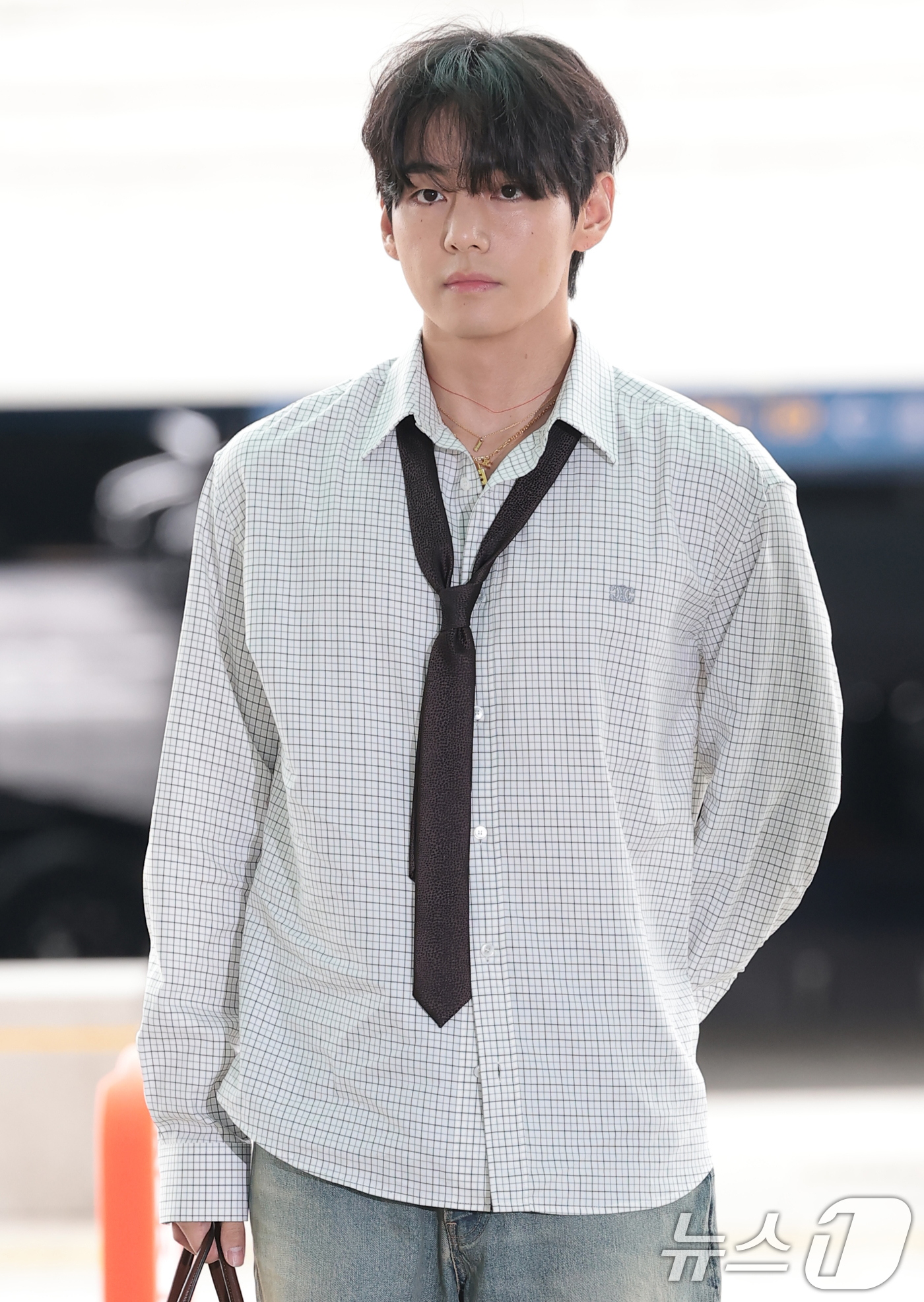 (인천공항=뉴스1) 권현진 기자 = 방탄소년단(BTS) 뷔가 해외 일정을 위해 4일 인천국제공항을 통해 프랑스 파리로 출국하고 있다. 2025.10.4/뉴스1