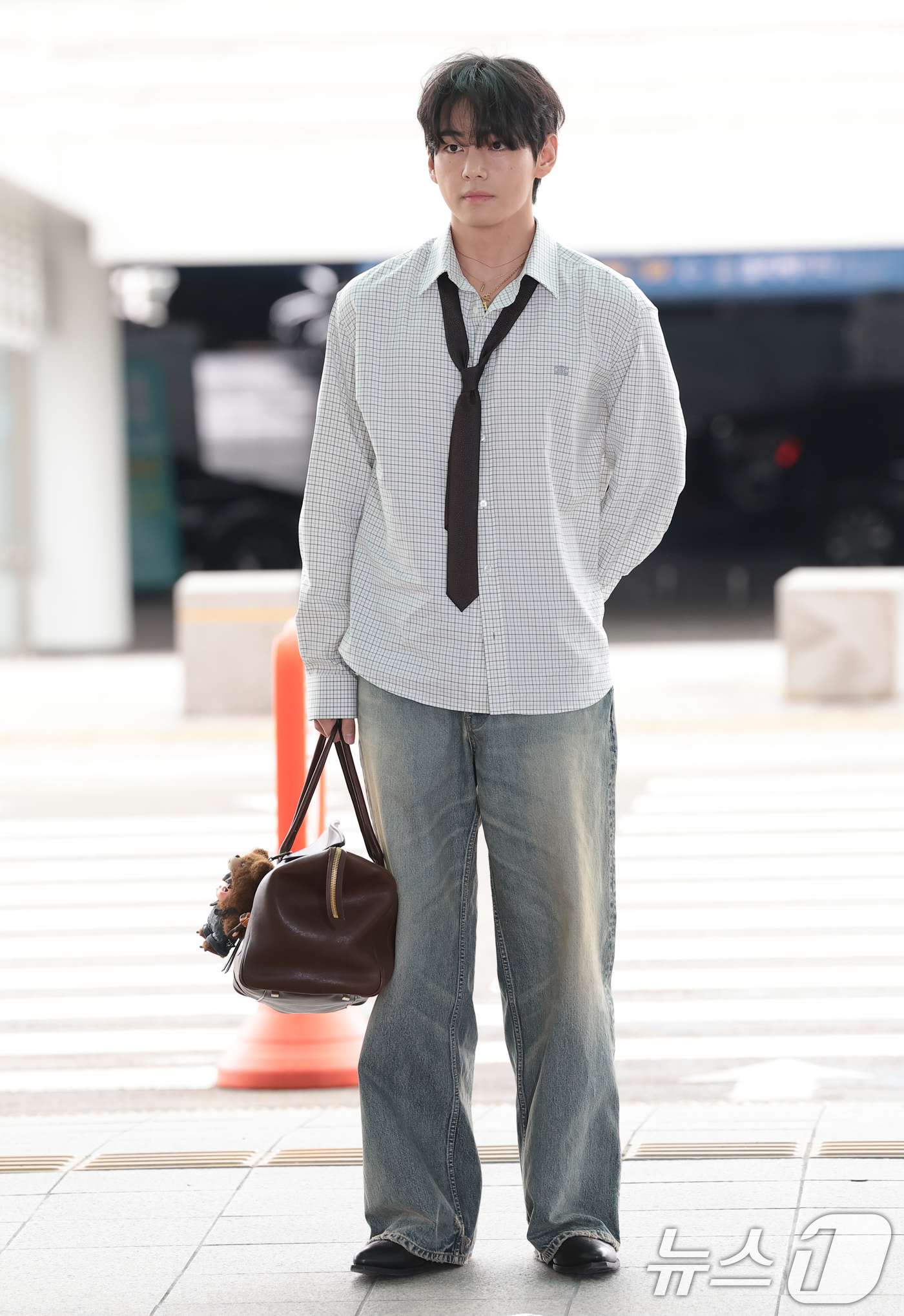 (인천공항=뉴스1) 권현진 기자 = 방탄소년단(BTS) 뷔가 해외 일정을 위해 4일 인천국제공항을 통해 프랑스 파리로 출국하고 있다. 2025.10.4/뉴스1