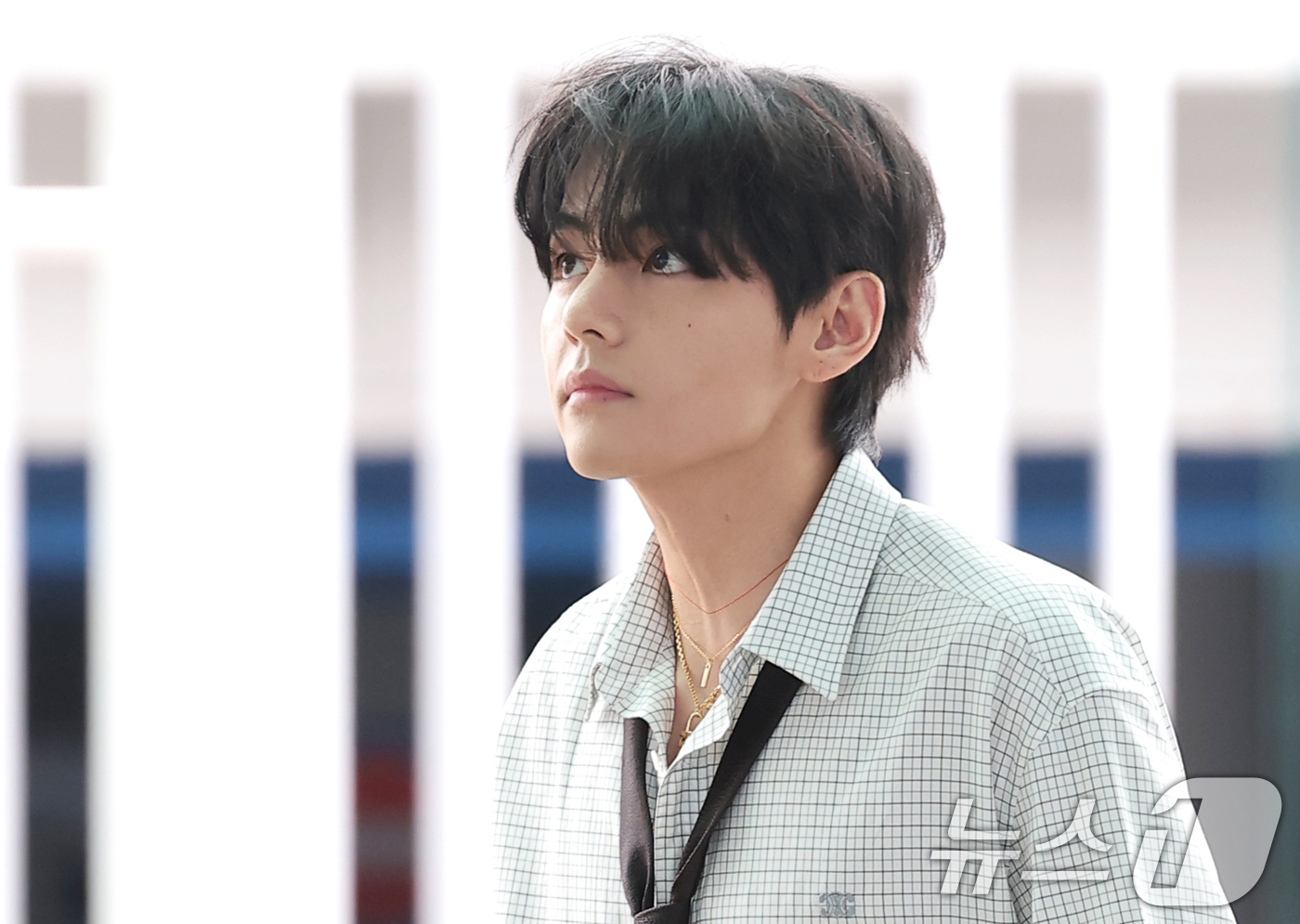 (인천공항=뉴스1) 권현진 기자 = 방탄소년단(BTS) 뷔가 해외 일정을 위해 4일 인천국제공항을 통해 프랑스 파리로 출국하고 있다. 2025.10.4/뉴스1