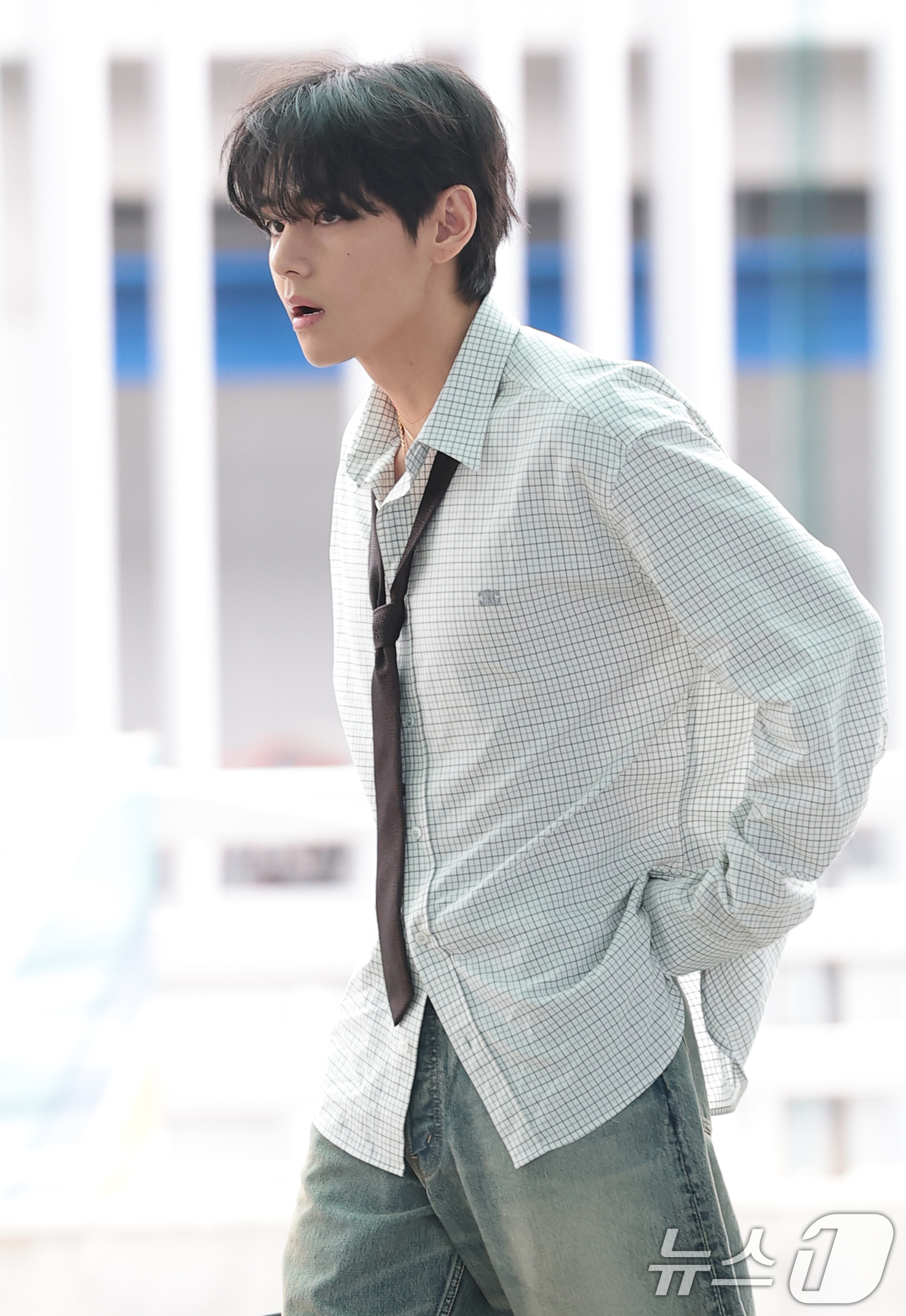 (인천공항=뉴스1) 권현진 기자 = 방탄소년단(BTS) 뷔가 해외 일정을 위해 4일 인천국제공항을 통해 프랑스 파리로 출국하고 있다. 2025.10.4/뉴스1