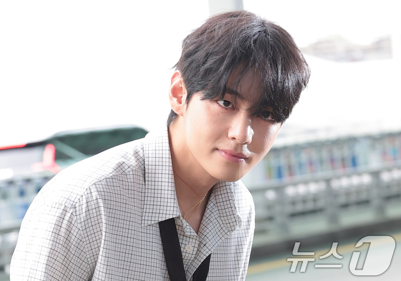 (인천공항=뉴스1) 권현진 기자 = 방탄소년단(BTS) 뷔가 해외 일정을 위해 4일 인천국제공항을 통해 프랑스 파리로 출국하고 있다. 2025.10.4/뉴스1