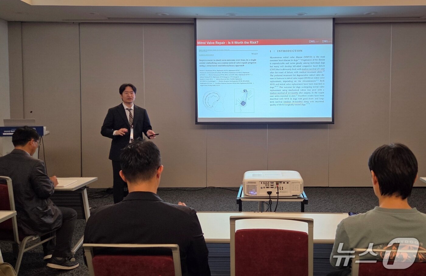 본문 이미지 - 엄태흠 넬동물의료센터 원장이 9월 28일 송도에서 열린 인천수의컨퍼런스에서 강의를 하고 있다. ⓒ 뉴스1 최서윤 기자