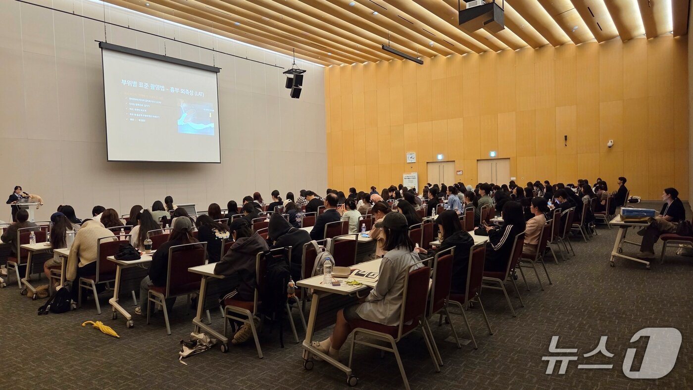 본문 이미지 - 9월 28일 송도에서 열린 인천수의컨퍼런스에서 동물보건사 강의가 진행되고 있다. ⓒ 뉴스1