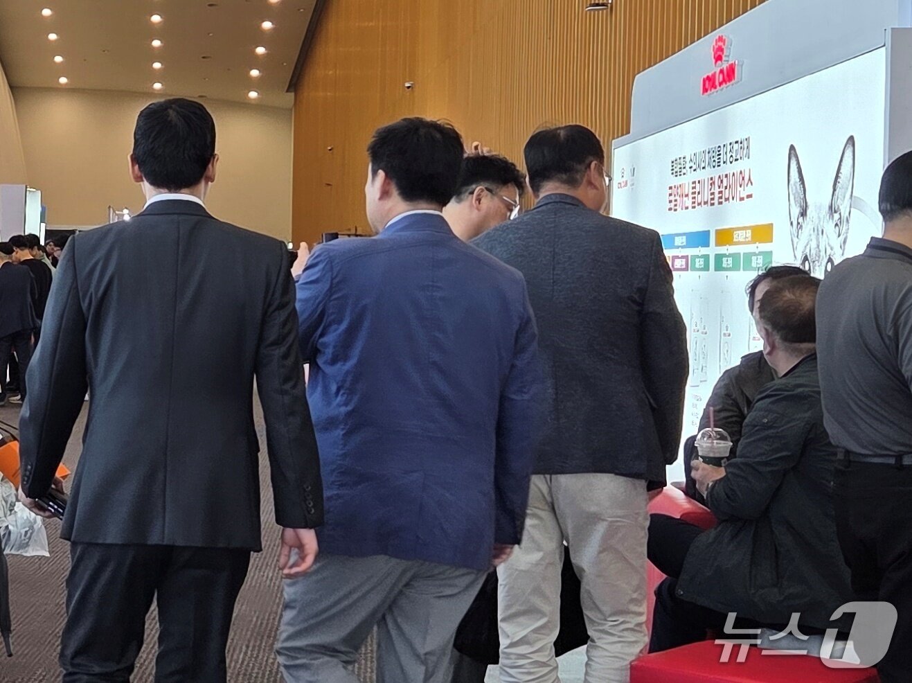 본문 이미지 - 9월 28일 송도에서 열린 인천수의컨퍼런스에서 기업들이 수의사들을 상대로 제품 소개를 하고 있다. ⓒ 뉴스1