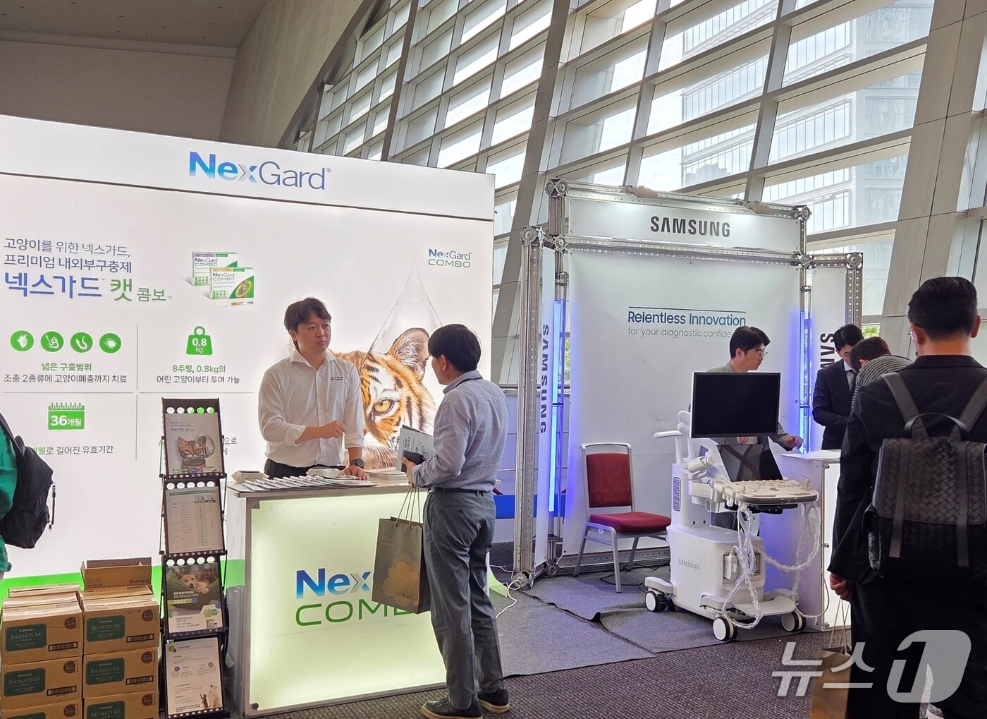 본문 이미지 - 9월 28일 송도에서 열린 인천수의컨퍼런스에서 기업들이 수의사들을 상대로 제품 소개를 하고 있다. ⓒ 뉴스1