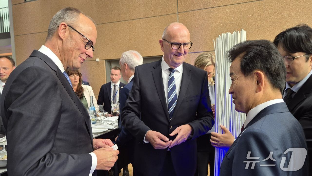 본문 이미지 - 정 장관은 지난 3일 독일 자르브뤼켄에서 개최된 &#39;제35회 독일 통일의 날&#39; 기념식에서 프리드리히 메르츠 총리&#40;왼쪽&#41;과 만났다.&#40;통일부 제공&#41;.