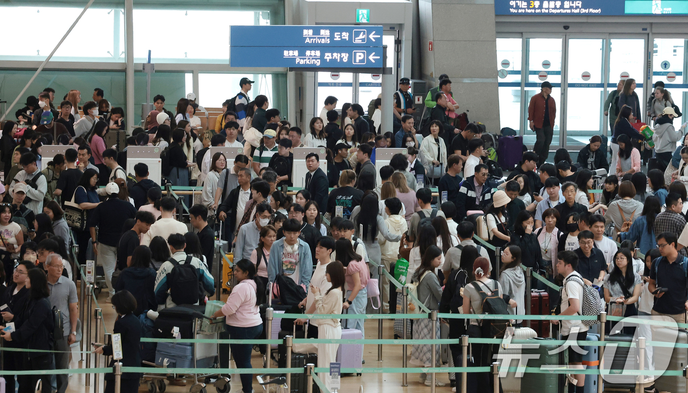 (인천공항=뉴스1) 권현진 기자 = 추석 연휴 둘째 날인 4일 오전 인천국제공항 제1여객터미널 출국장이 여행객들로 북적이고 있다. 2025.10.4/뉴스1