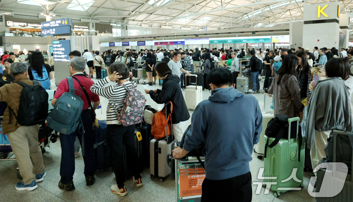 (인천공항=뉴스1) 권현진 기자 = 추석 연휴 둘째 날인 4일 오전 인천국제공항 제1여객터미널 출국장이 여행객들로 북적이고 있다. 2025.10.4/뉴스1