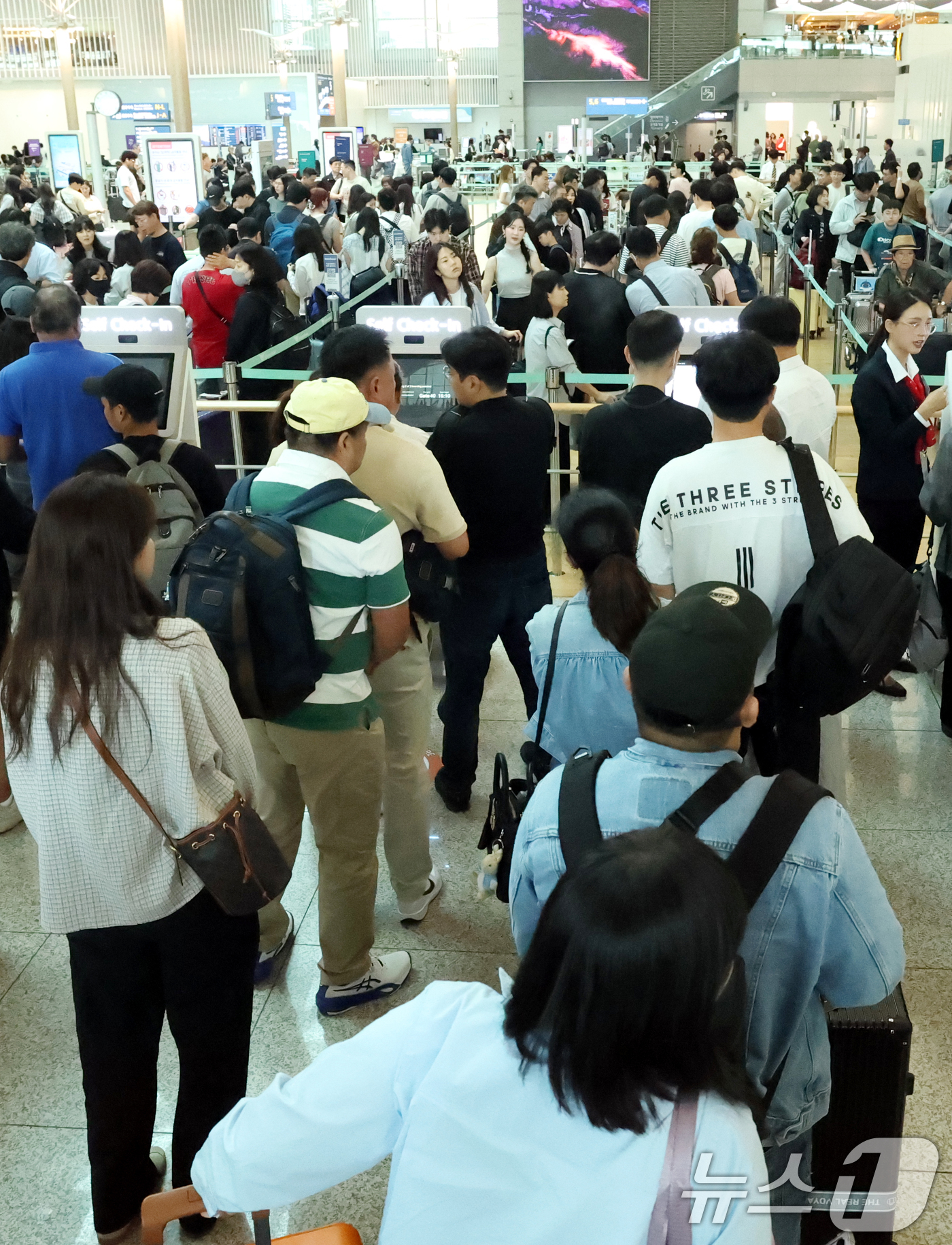 (인천공항=뉴스1) 권현진 기자 = 추석 연휴 둘째 날인 4일 오전 인천국제공항 제1여객터미널 출국장이 여행객들로 북적이고 있다. 2025.10.4/뉴스1
