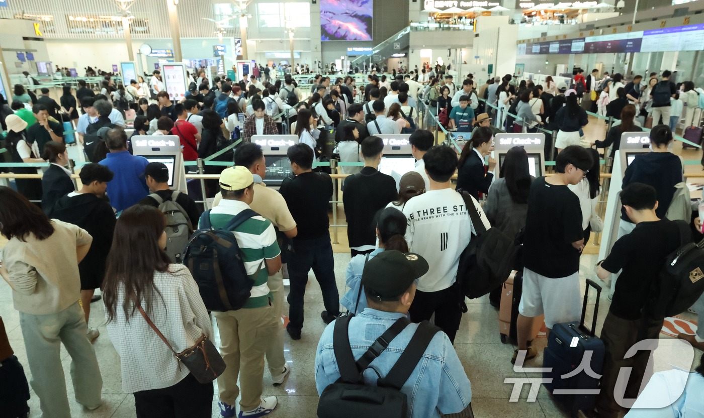 (인천공항=뉴스1) 권현진 기자 = 추석 연휴 둘째 날인 4일 오전 인천국제공항 제1여객터미널 출국장이 여행객들로 북적이고 있다. 2025.10.4/뉴스1