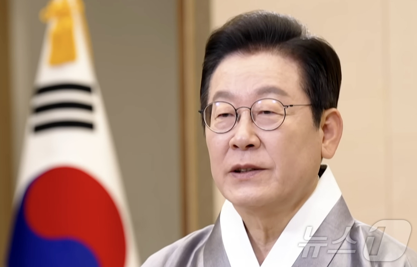 (서울=뉴스1) 이재명 기자 = 이재명 대통령이 4일 영상 메시지를 통해 국민들에게 추석 명절 인사를 하고 있다. (KTV 캡처. 재판매 및 DB 금지) 2025.10.4/뉴스1