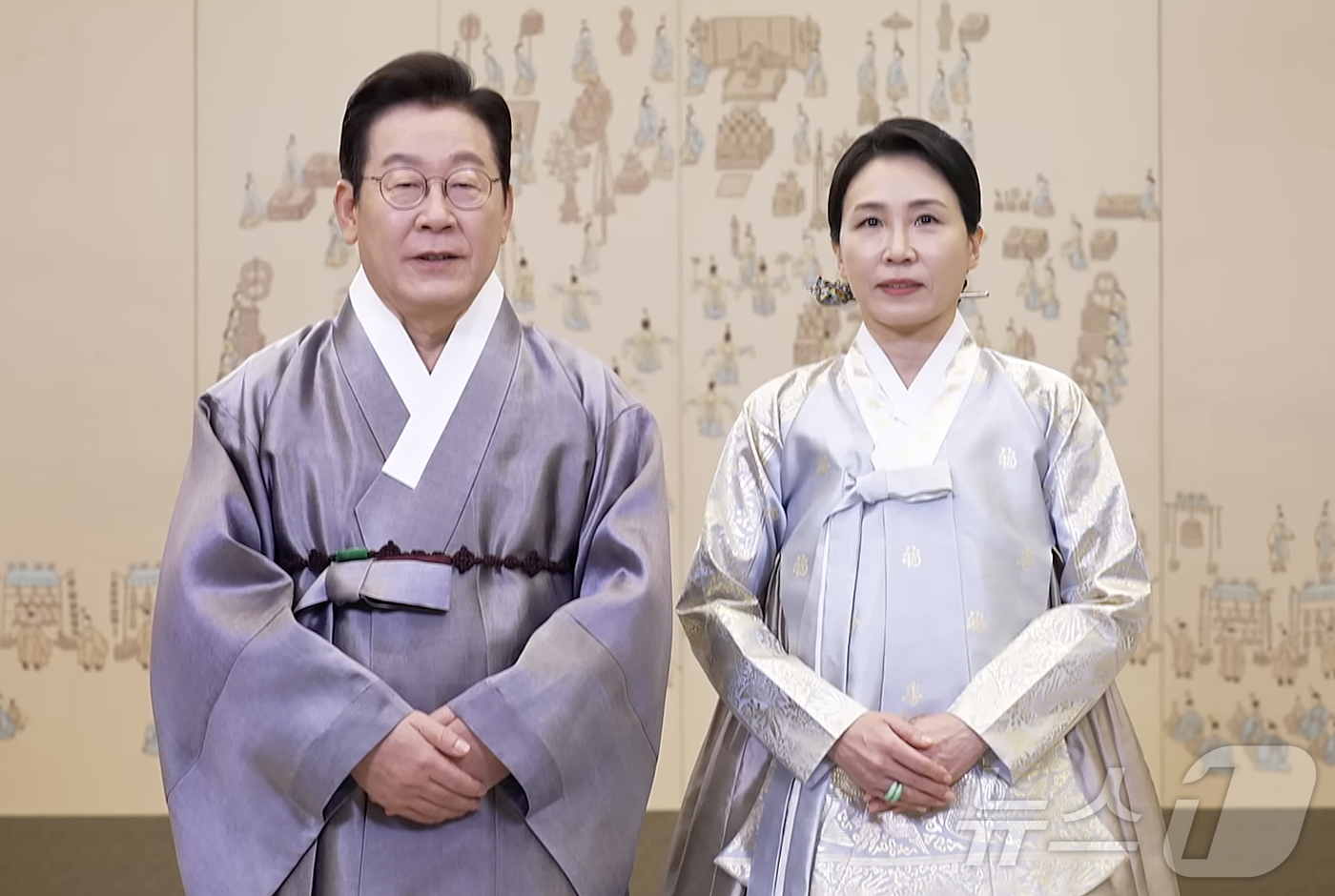 (서울=뉴스1) 이재명 기자 = 이재명 대통령과 김혜경 여사가 4일 영상 메시지를 통해 국민들에게 추석 명절 인사를 하고 있다. (KTV 캡처. 재판매 및 DB 금지) 2025.1 …