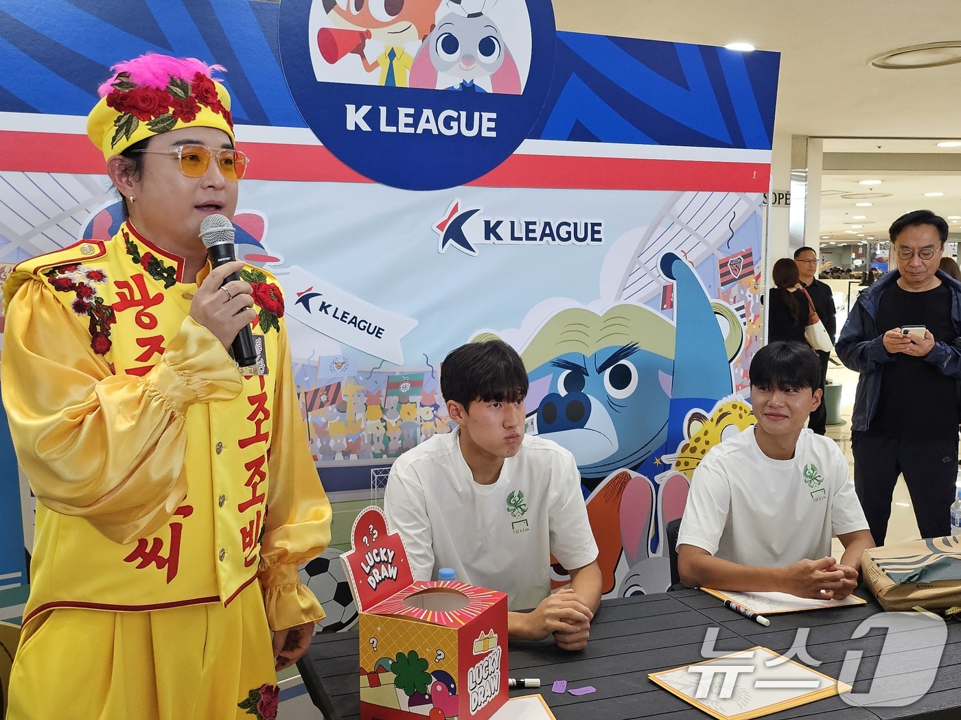 (광주=뉴스1) 이수민 기자 = 4일 오후 광주 서구 광주월드컵경기장에서 선수단의 팬 사인회가 열린 가운데 노라조 조빈이 사회를 보고 있다. 2025.10.4/뉴스1