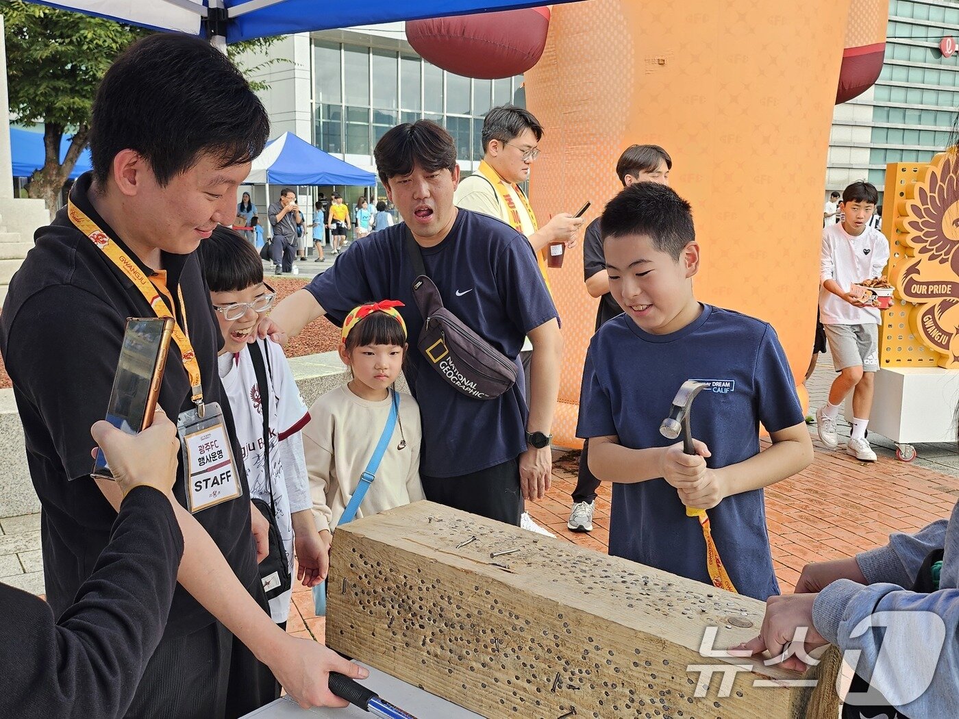 본문 이미지 - 4일 오후 광주 서구 광주월드컵경기장에서 추석맞이 팬 이벤트가 열리고 있다. 2025.10.4/뉴스1 ⓒ News1 이수민 기자