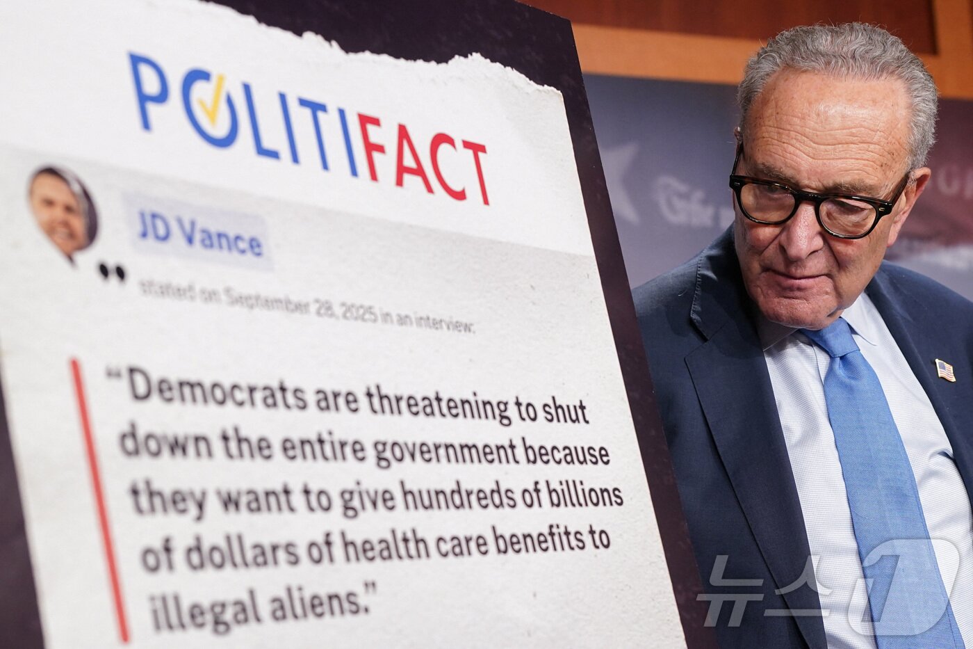 본문 이미지 - 척 슈머 상원 민주당 원내대표가 3일(현지시간) 워싱턴DC 의회 의사당에서 셧다운(연방 정부 일시 운영중단) 사태와 관련해 '불법 이민자에 수십억 달러를 지원하려는 민주당 때문'이라는 JD 밴스 부통령의 주장에 대해 반박하는 기자회견을 열고 있다. 2025.10.03. ⓒ 로이터=뉴스1 ⓒ News1 류정민 특파원