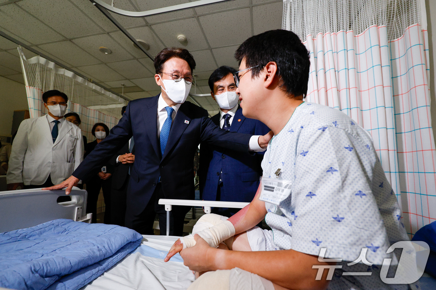 (성남=뉴스1) 안은나 기자 = 김민석 국무총리와 안규백 국방부 장관이 추석 연휴 둘째 날인 4일 오후 경기 성남시 국군수도병원을 찾아 입원 장병을 위문하고 있다. 2025.10. …