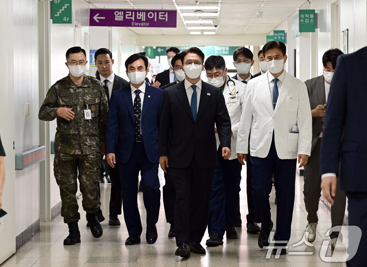 (성남=뉴스1) 안은나 기자 = 김민석 국무총리와 안규백 국방부 장관이 추석 연휴 둘째 날인 4일 오후 입원 장병을 위문하기 위해 경기 성남시 국군수도병원 병실로 향하고 있다. ( …