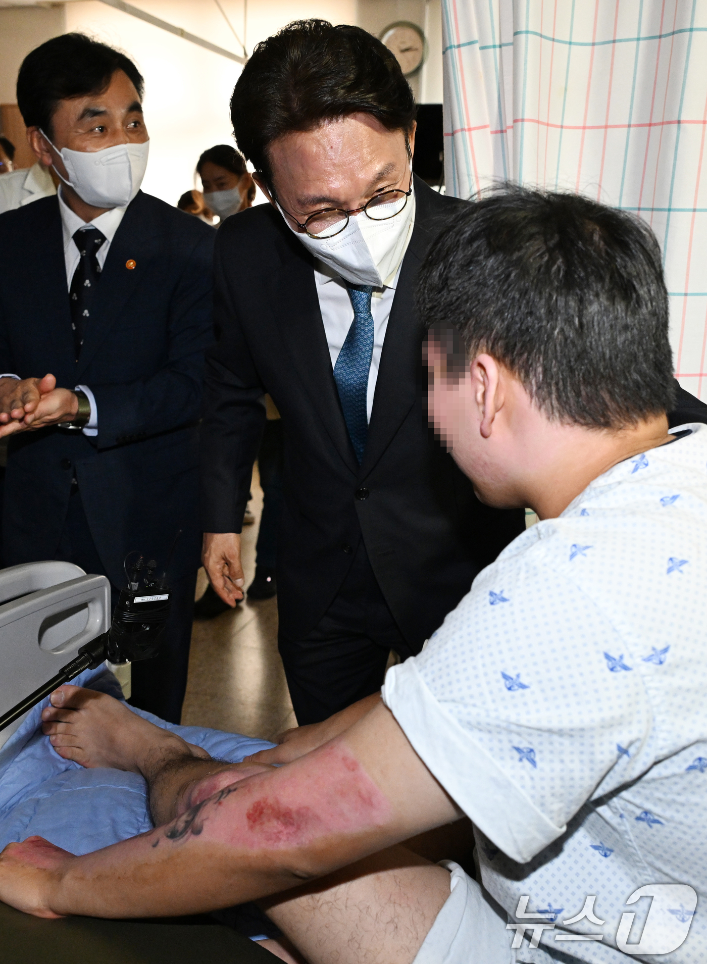 (성남=뉴스1) 안은나 기자 = 김민석 국무총리와 안규백 국방부 장관이 추석 연휴 둘째 날인 4일 오후 경기 성남시 국군수도병원을 찾아 입원 장병을 위문하고 있다. (공동취재) 2 …