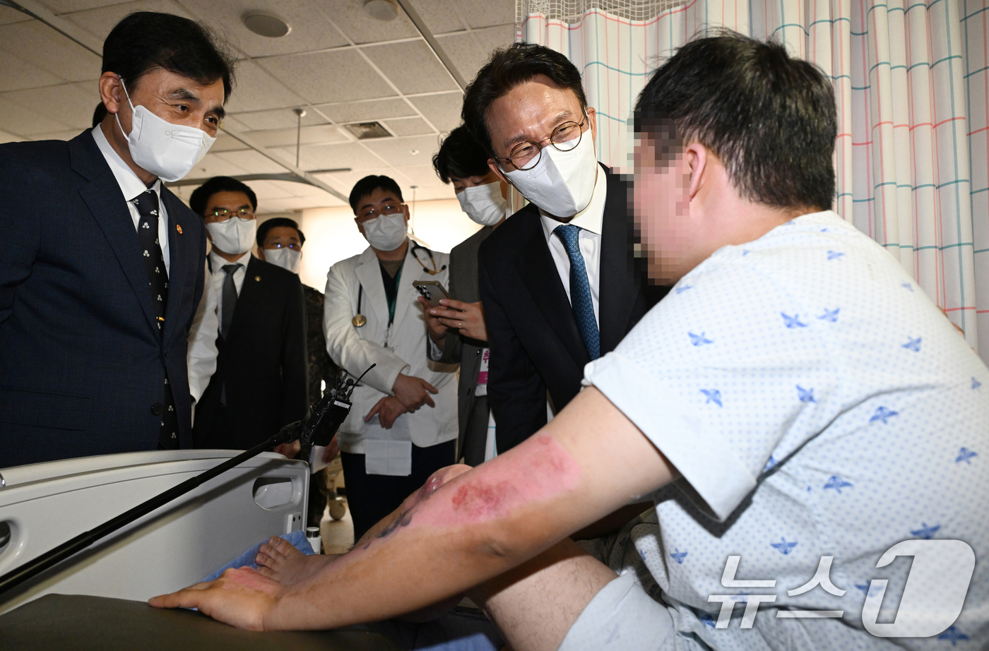 (성남=뉴스1) 안은나 기자 = 김민석 국무총리와 안규백 국방부 장관이 추석 연휴 둘째 날인 4일 오후 경기 성남시 국군수도병원을 찾아 입원 장병을 위문하고 있다. (공동취재) 2 …