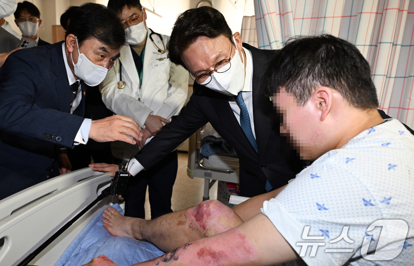 (성남=뉴스1) 안은나 기자 = 김민석 국무총리와 안규백 국방부 장관이 추석 연휴 둘째 날인 4일 오후 경기 성남시 국군수도병원을 찾아 입원 장병을 위문하고 있다. (공동취재) 2 …