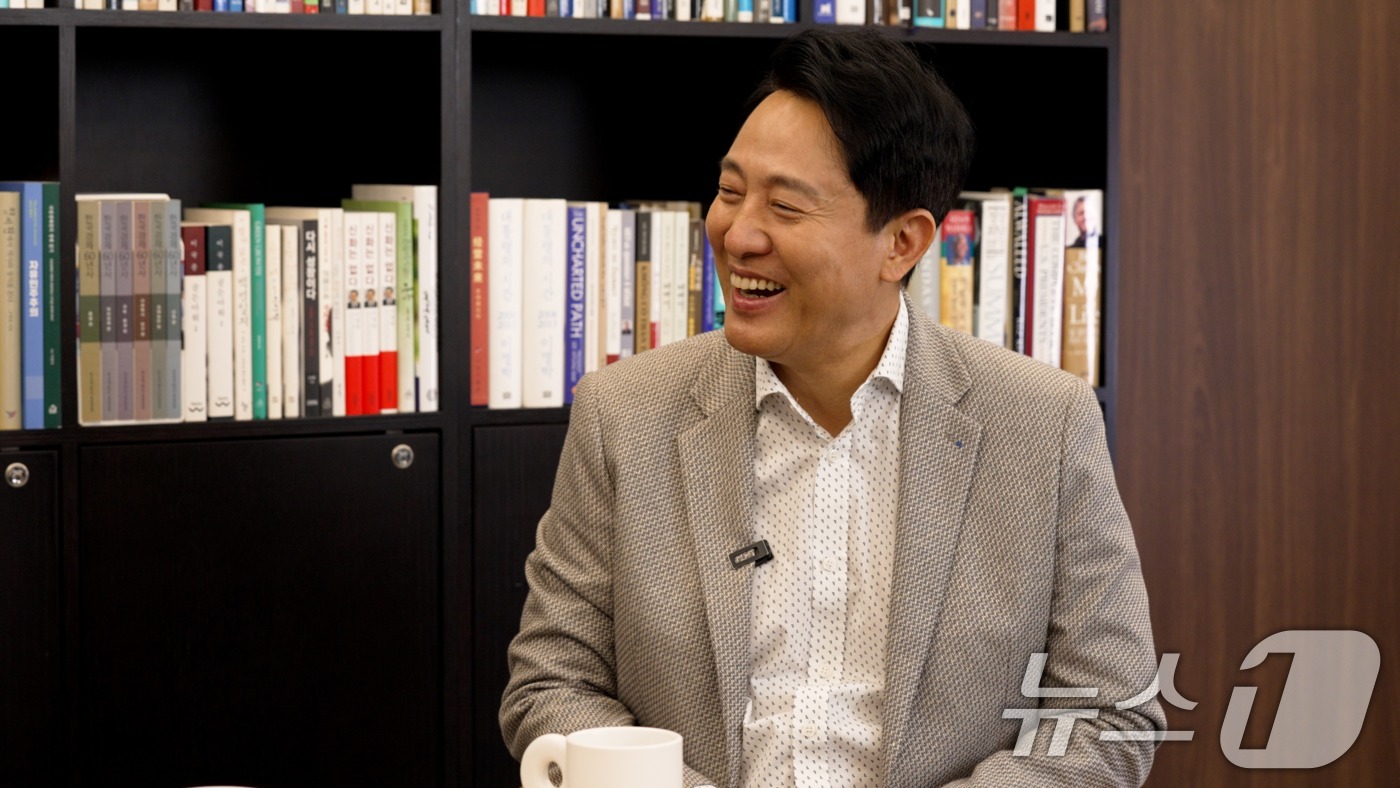 (서울=뉴스1) = 오세훈 서울시장이 지난달 28일 서울 서초구 청계재단에서 이명박 전 대통령과 청계천 복원 20주년 기념 특별대담을 나누는 모습. 서울시는 4일 대담 영상을 공개 …