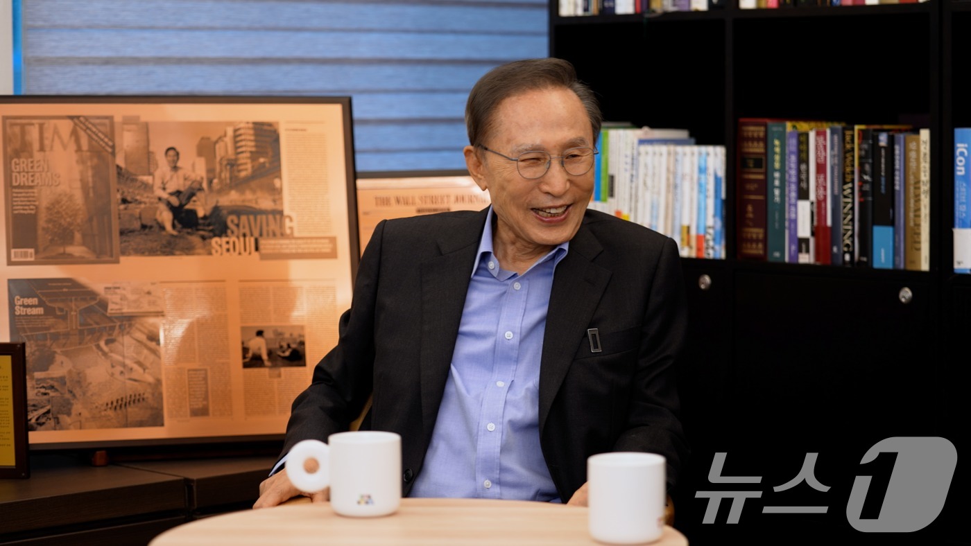 (서울=뉴스1) = 이명박 전 대통령이 지난달 28일 서울 서초구 청계재단에서 오세훈 시장과 청계천 복원 20주년 기념 특별대담을 나누는 모습. 서울시는 4일 대담 영상을 공개했다 …