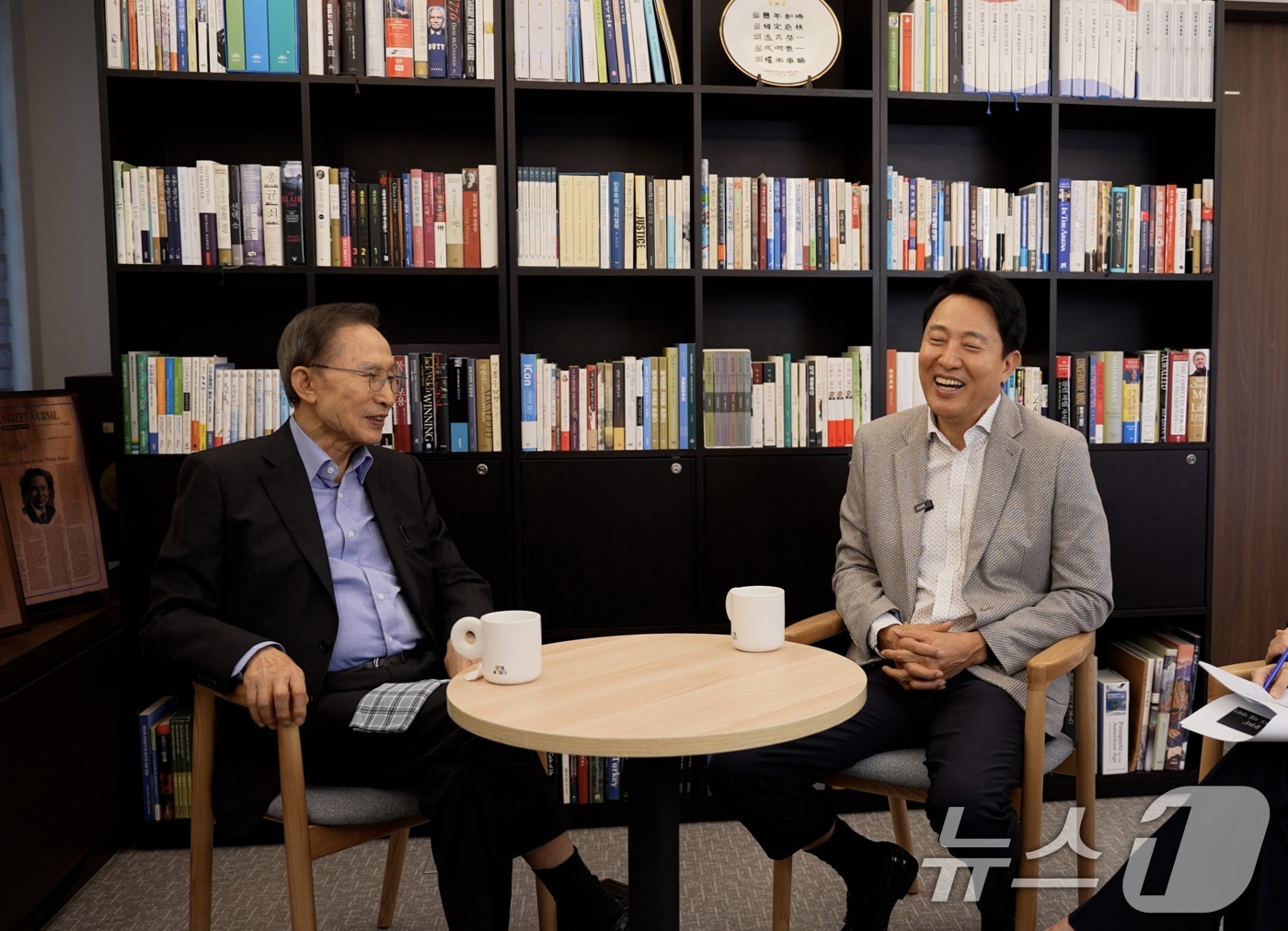 (서울=뉴스1) = 이명박 전 대통령과 오세훈 서울시장이 지난달 28일 서울 서초구 청계재단에서 청계천 복원 20주년 기념 특별대담을 나누는 모습. 서울시는 4일 대담 영상을 공개 …