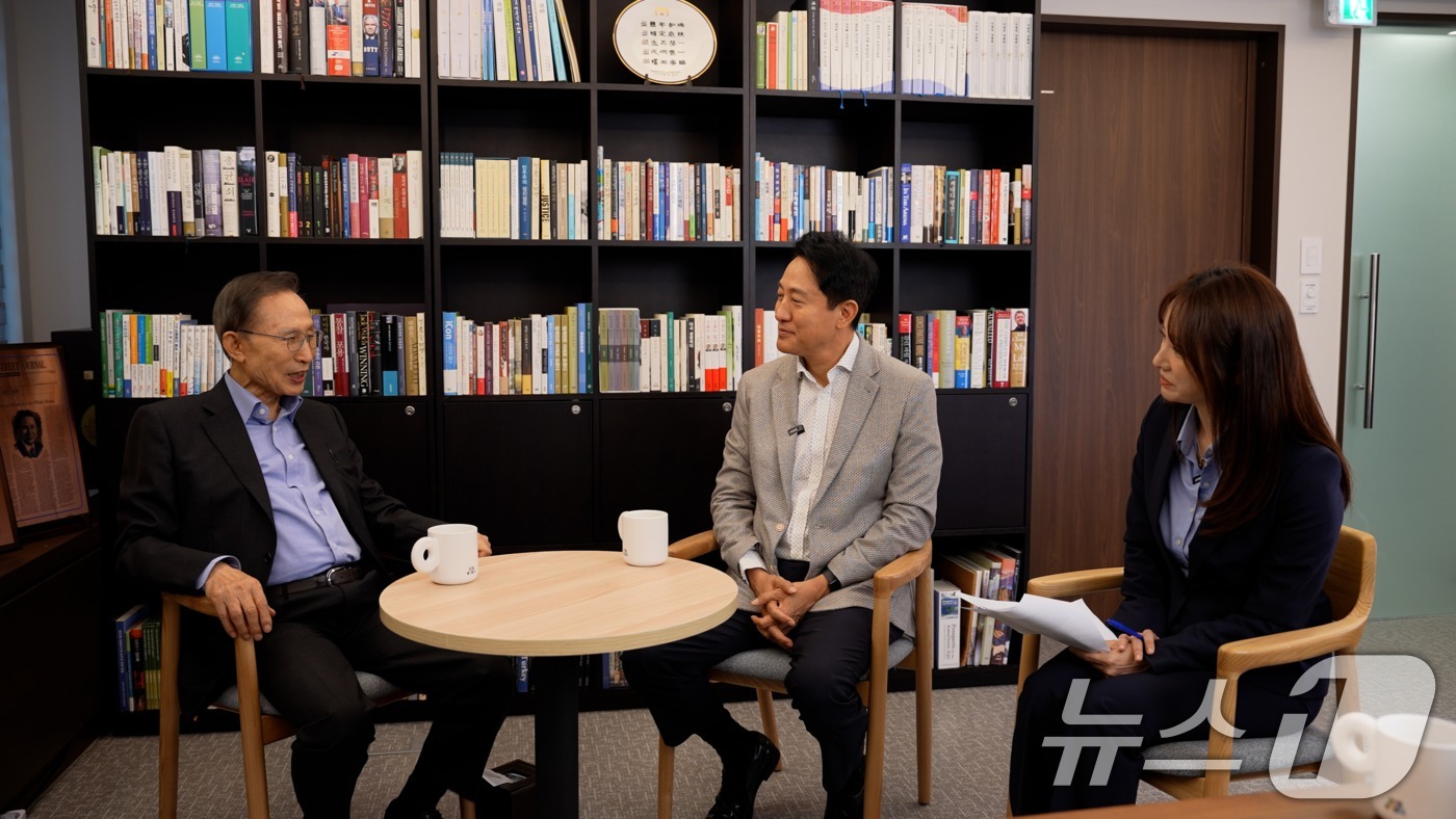 (서울=뉴스1) = 이명박 전 대통령과 오세훈 서울시장이 지난달 28일 서울 서초구 청계재단에서 청계천 복원 20주년 기념 특별대담을 나누는 모습. 서울시는 4일 대담 영상을 공개 …