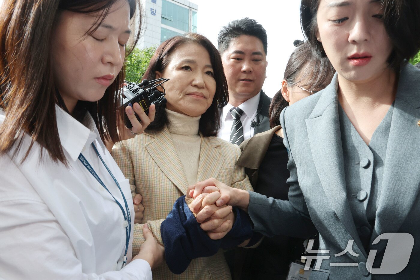 본문 이미지 - 공직선거법·국가공무원법 위반 등 혐의로 체포된 이진숙 전 방송통신위원장이 4일 오후 서울 양천구 서울남부지방법원에서 열린 체포적부심사에 출석하고 있다. 2025.10.4/뉴스1 ⓒ News1 이광호 기자