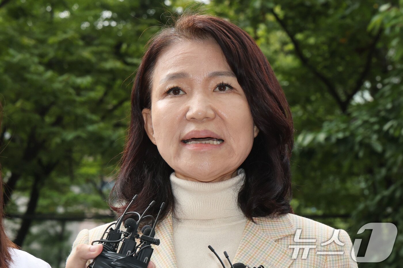 본문 이미지 - 공직선거법·국가공무원법 위반 등 혐의로 체포된 이진숙 전 방송통신위원장이 4일 오후 서울 양천구 서울남부지방법원에서 열린 체포적부심사에 출석하며 입장을 밝히고 있다. 2025.10.4/뉴스1 ⓒ News1 이광호 기자