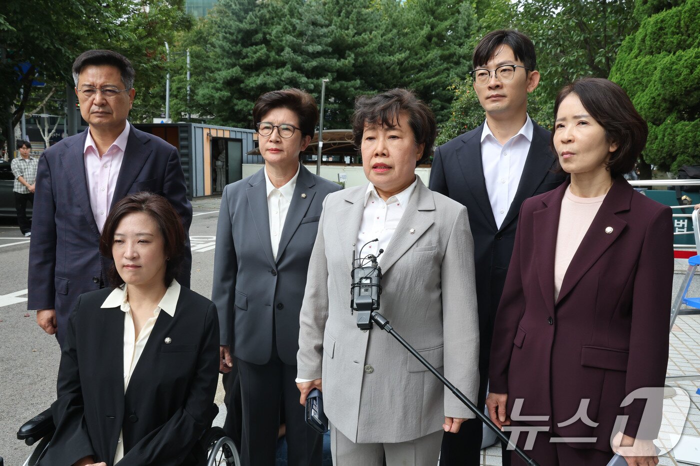 본문 이미지 - 조배숙 의원 등 국민의힘 의원들이 4일 오후 서울 양천구 서울남부지방법원에서 공직선거법·국가공무원법 위반 등 혐의로 체포된 이진숙 전 방송통신위원장의 석방을 요구하고 있다. 이날 남부지법은 이 전 위원장에 대한 체포적부심사를 진행한다. 2025.10.4/뉴스1 ⓒ News1 이광호 기자