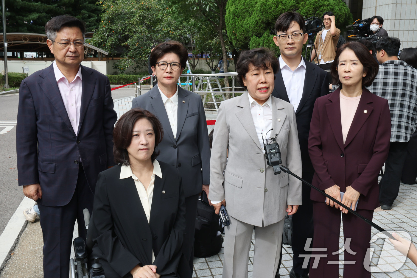 (서울=뉴스1) 이광호 기자 = 조배숙 의원 등 국민의힘 의원들이 4일 오후 서울 양천구 서울남부지방법원에서 공직선거법·국가공무원법 위반 등 혐의로 체포된 이진숙 전 방송통신위원장 …