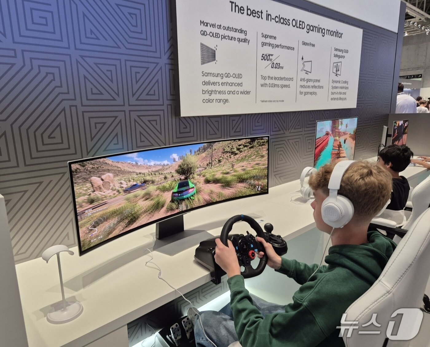 본문 이미지 - 외국인 참관객이 5일&#40;현지시각&#41; 유럽 최대 가전 박람회 &#39;IFA2025&#39; 삼성전자 부스에서 게이밍 모니터를 체험하고 있다. 2025.9.5/뉴스1 최동현 기자
