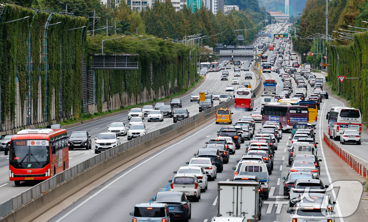(서울=뉴스1) 안은나 기자 = 추석 연휴 둘째 날인 4일 서울 서초구 잠원 IC에서 바라본 경부고속도로 부산 방향(하행선)이 귀성 차량으로 정체를 빚고 있다. 2025.10.4/ …
