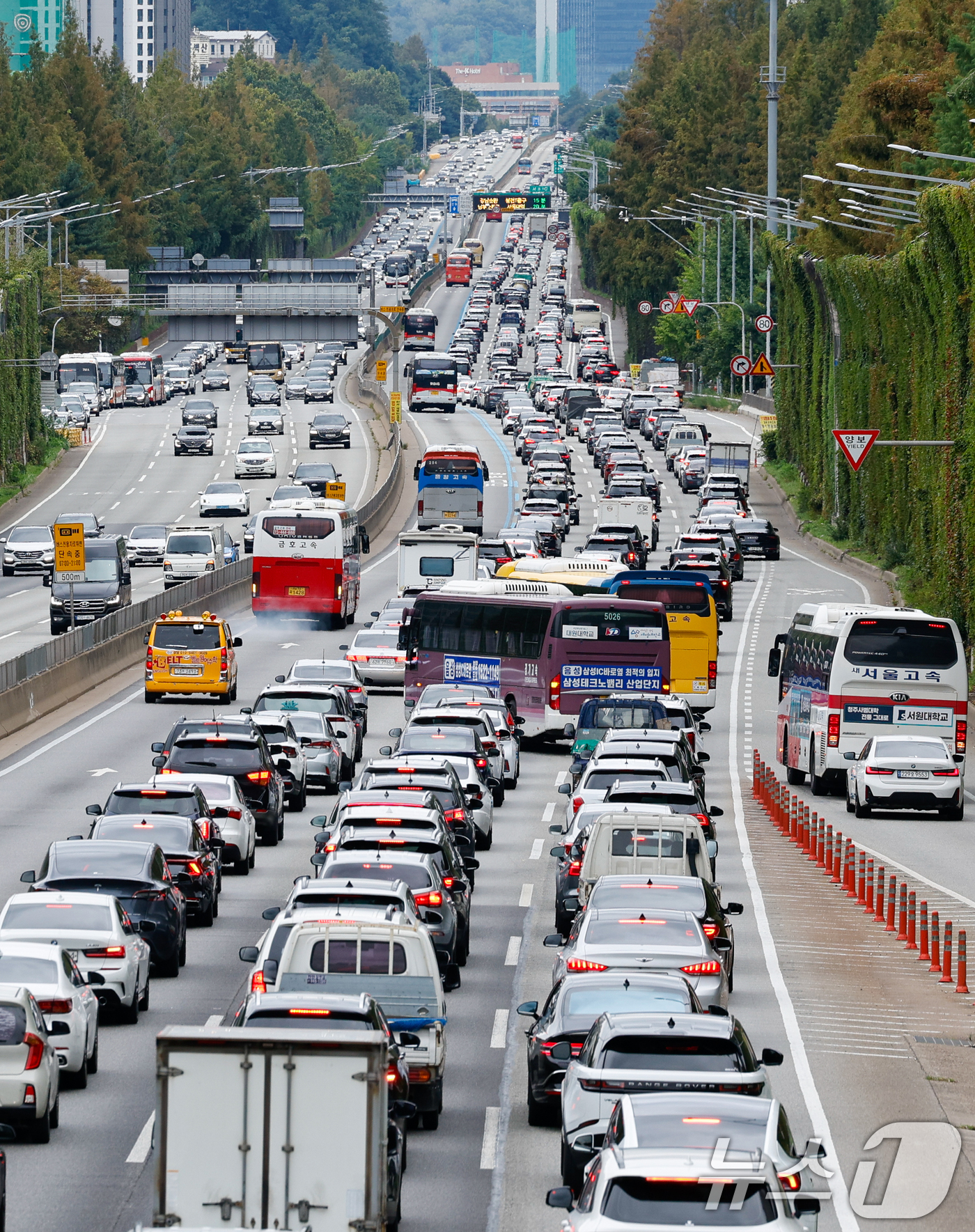 (서울=뉴스1) 안은나 기자 = 추석 연휴 둘째 날인 4일 서울 서초구 잠원 IC에서 바라본 경부고속도로 부산 방향(하행선)이 귀성 차량으로 정체를 빚고 있다. 2025.10.4/ …