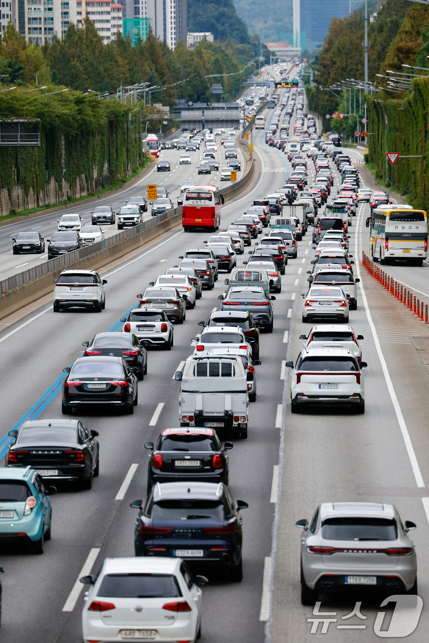 (서울=뉴스1) 안은나 기자 = 추석 연휴 둘째 날인 4일 서울 서초구 잠원 IC에서 바라본 경부고속도로 부산 방향(하행선)이 귀성 차량으로 정체를 빚고 있다. 2025.10.4/ …