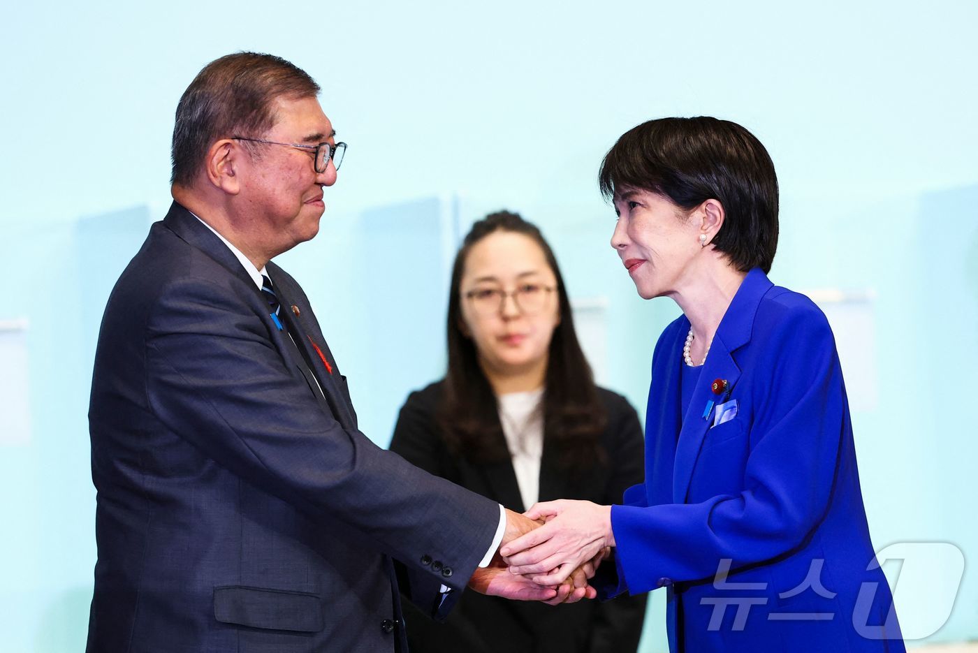 (AFP=뉴스1) = 다카이치 사나에 일본 전 경제안보담당상(오른쪽)이 4일 도쿄에서 열린 자민당 총재 선거에서 당선된 후 이시바 시게루 총리와 악수하고 있다. ⓒAFP=뉴스1