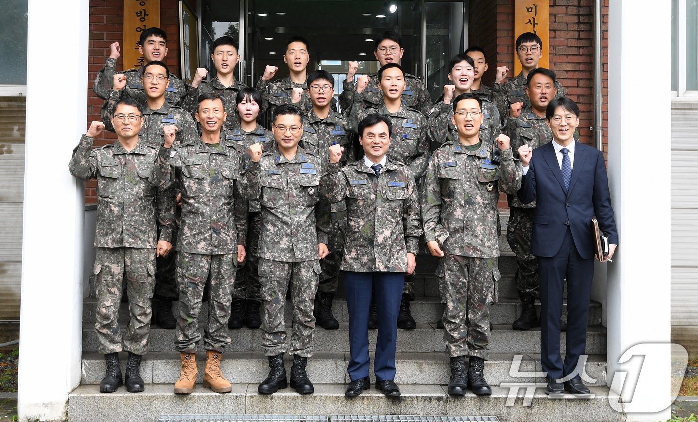 (서울=뉴스1) = 안규백 국방부 장관이 추석 연휴 둘째 날인 4일 수도권 패트리어트 포대를 방문해 장병들과 기념 촬영을 하고 있다. (국방부 제공. 재판매 및 DB 금지) 202 …