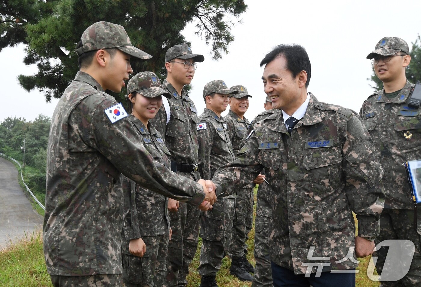 본문 이미지 - 안규백 국방부 장관이 수도권 패트리어트 포대를 방문해 장병들을 격려하고 있다. (국방부 제공. 재판매 및 DB 금지) 2025.10.4/뉴스1
