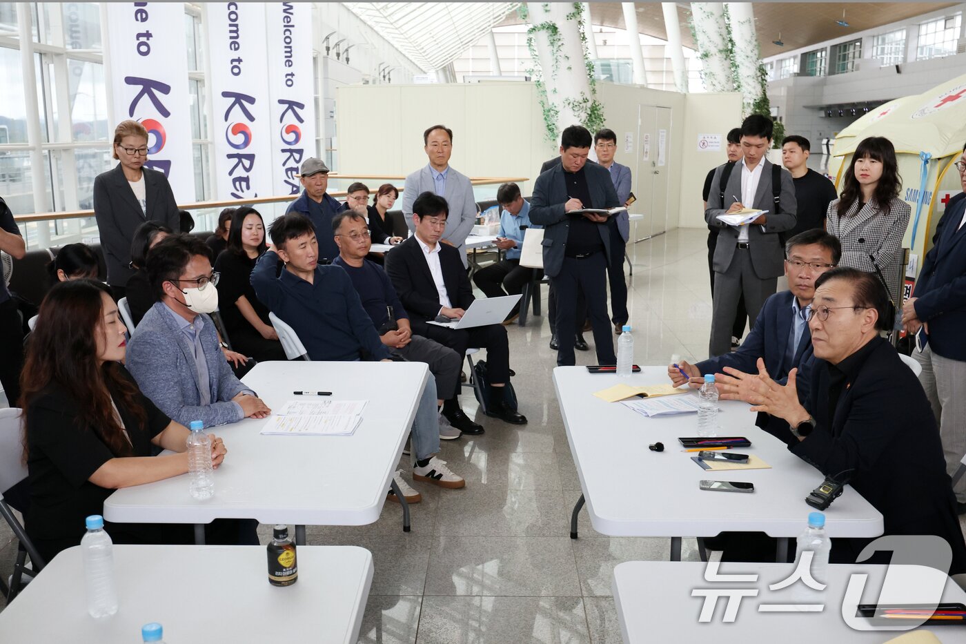 본문 이미지 - 김윤덕 국토교통부 장관이 추석 연휴 둘째날인 4일 전남 무안국제공항을 찾아 12·29 무안공항 제주항공 여객기 참사 유가족과 면담하고 있다. 2025.10.4/뉴스1 ⓒ News1 이승현 기자