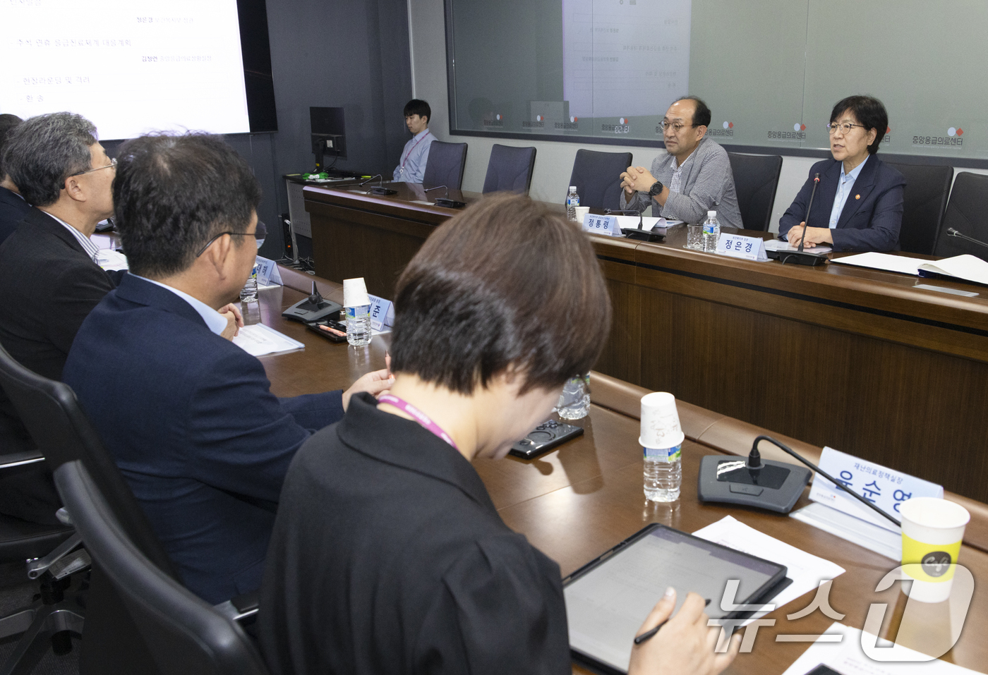 (서울=뉴스1) = 정은경 보건복지부 장관이 추석 연휴 둘째 날인 4일 서울 중구 국립중앙의료원 중앙응급의료센터를 방문해 응급의료체계를 점검하고 있다. (보건복지부 제공. 재판매 …