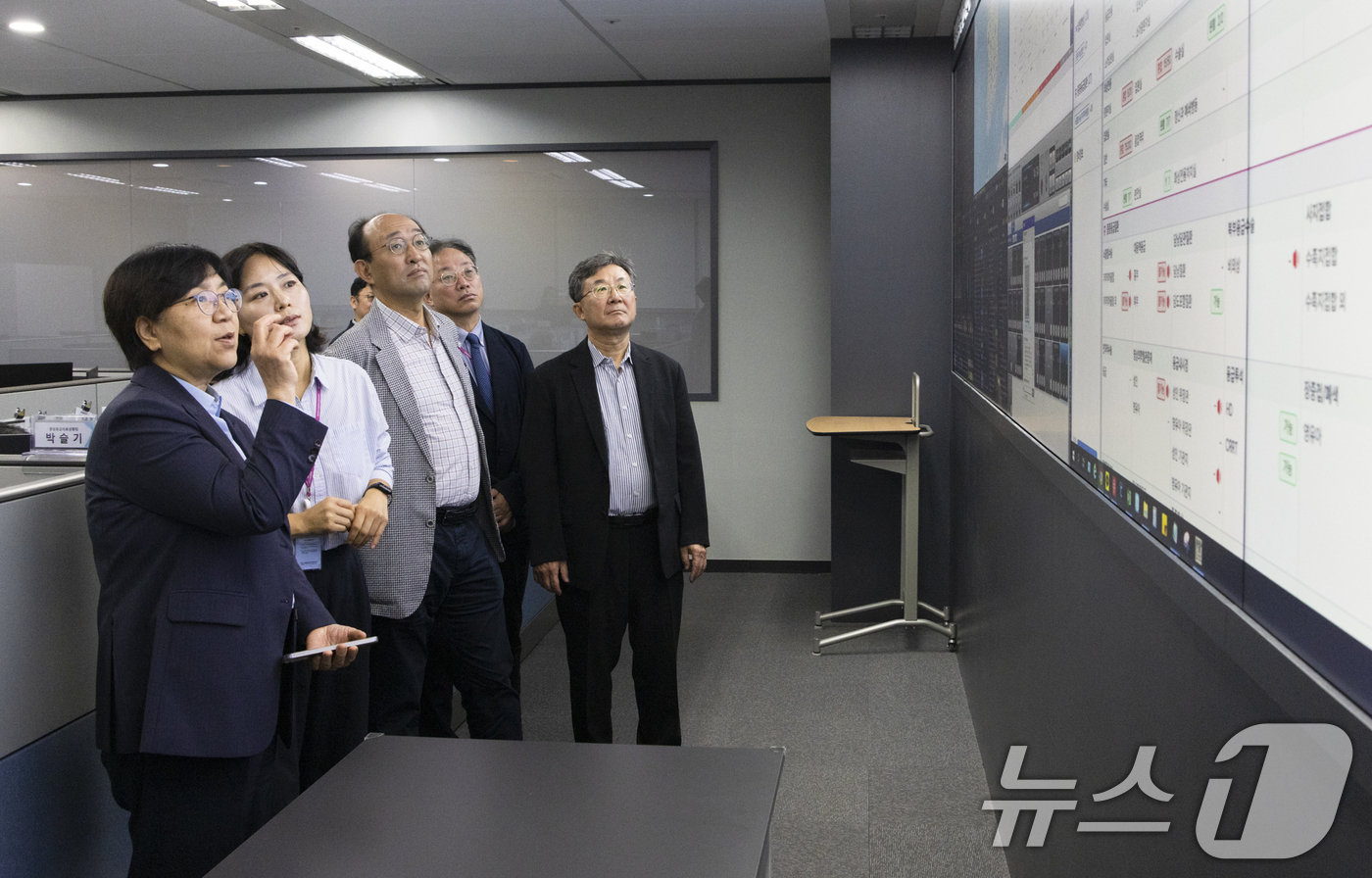 (서울=뉴스1) = 정은경 보건복지부 장관이 추석 연휴 둘째 날인 4일 서울 중구 국립중앙의료원 중앙응급의료센터를 방문해 응급의료체계를 점검하고 있다. (보건복지부 제공. 재판매 …