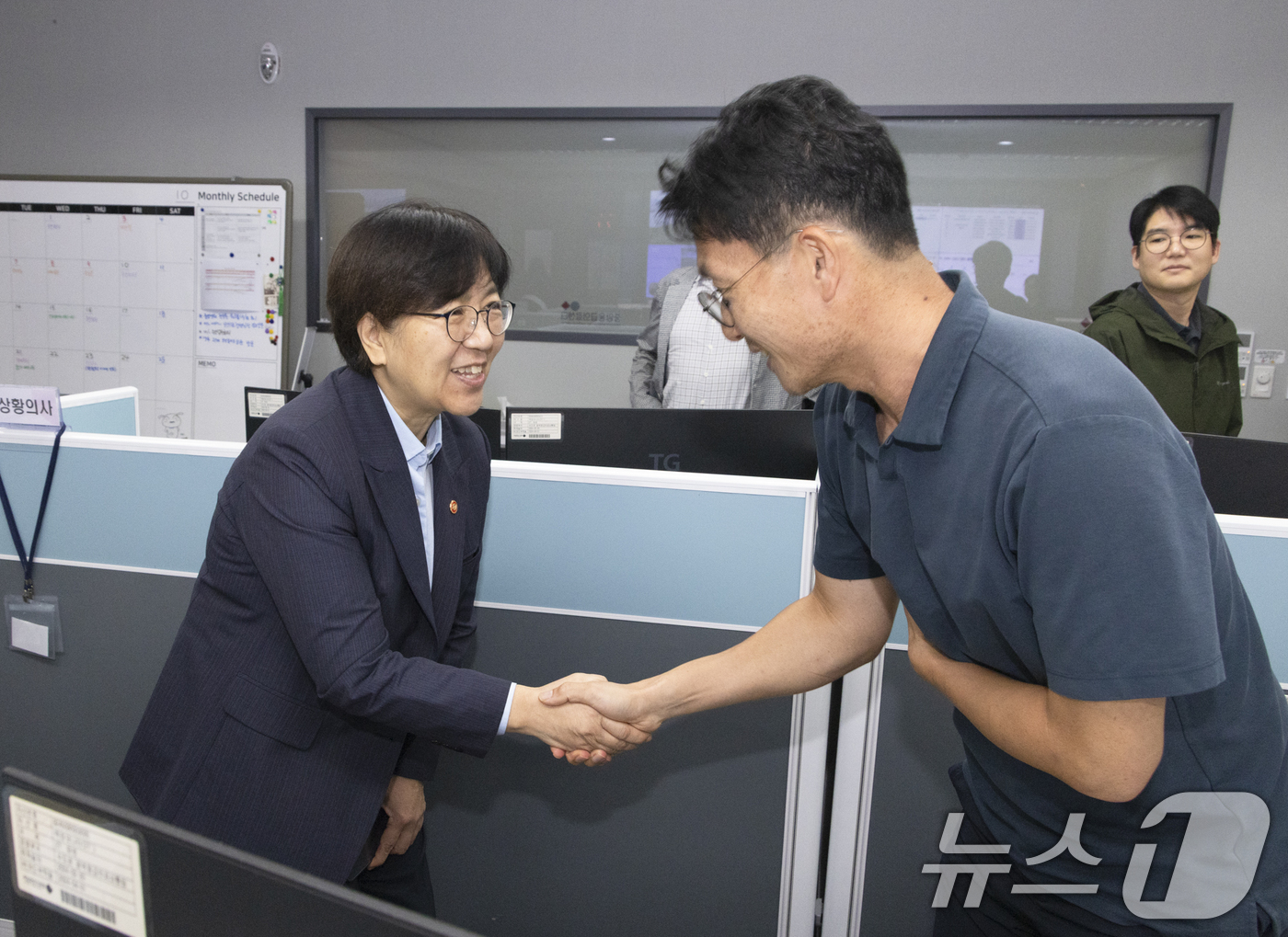 (서울=뉴스1) = 정은경 보건복지부 장관이 추석 연휴 둘째 날인 4일 서울 중구 국립중앙의료원 중앙응급의료센터를 방문해 현장 근무 직원들을 격려하고 있다. (보건복지부 제공. 재 …