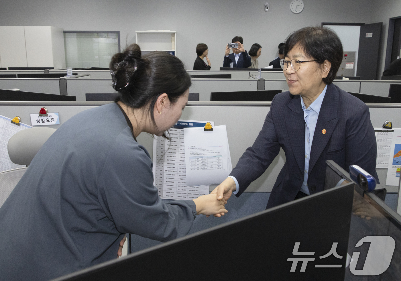 (서울=뉴스1) = 정은경 보건복지부 장관이 추석 연휴 둘째 날인 4일 서울 중구 국립중앙의료원 중앙응급의료센터를 방문해 현장 근무 직원들을 격려하고 있다. (보건복지부 제공. 재 …