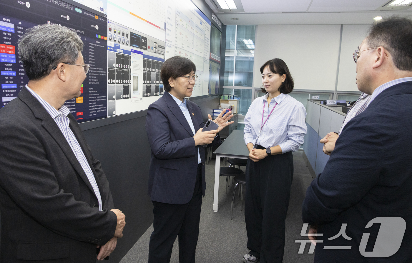 (서울=뉴스1) = 정은경 보건복지부 장관이 추석 연휴 둘째 날인 4일 서울 중구 국립중앙의료원 중앙응급의료센터를 방문해 현장 근무 직원들을 격려하고 있다. (보건복지부 제공. 재 …