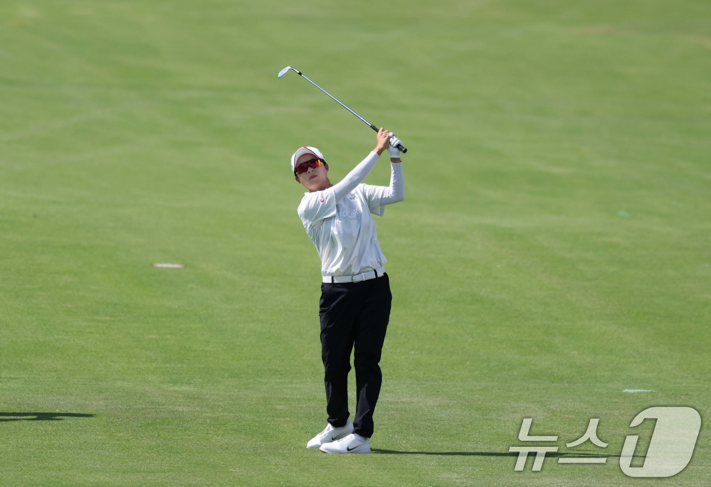 (서울=뉴스1) = 김효주가 4일(한국시간) 하와이 오하우섬 에바비치에 위치한 호아칼레이CC에서 열린 '2025 롯데 챔피언십' 3라운드 2번 홀에서 아이언샷을 하고 있다. (대홍 …