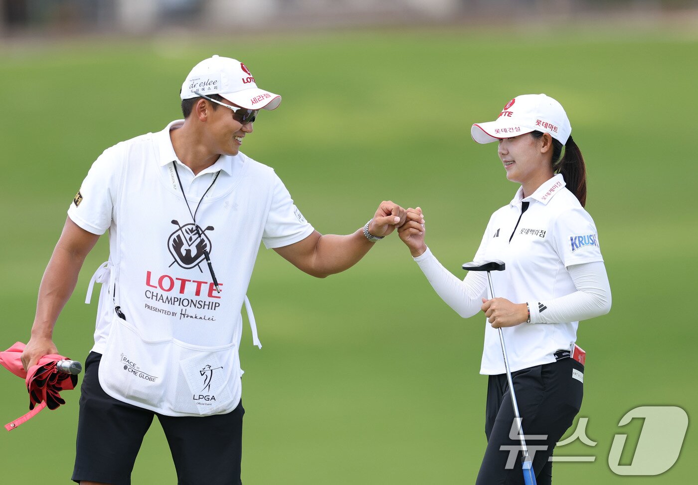 본문 이미지 - 황유민이 4일&#40;한국시간&#41; 하와이 오하우섬 에바비치에 위치한 호아칼레이CC에서 열린 &#39;2025 롯데 챔피언십&#39; 3라운드 4번 홀에서 버디 홀아웃을 하며 캐디와 주먹을 부딪히고 있다. &#40;대홍기획 제공. 재판매 및 DB 금지&#41; 2025.10.4/뉴스1