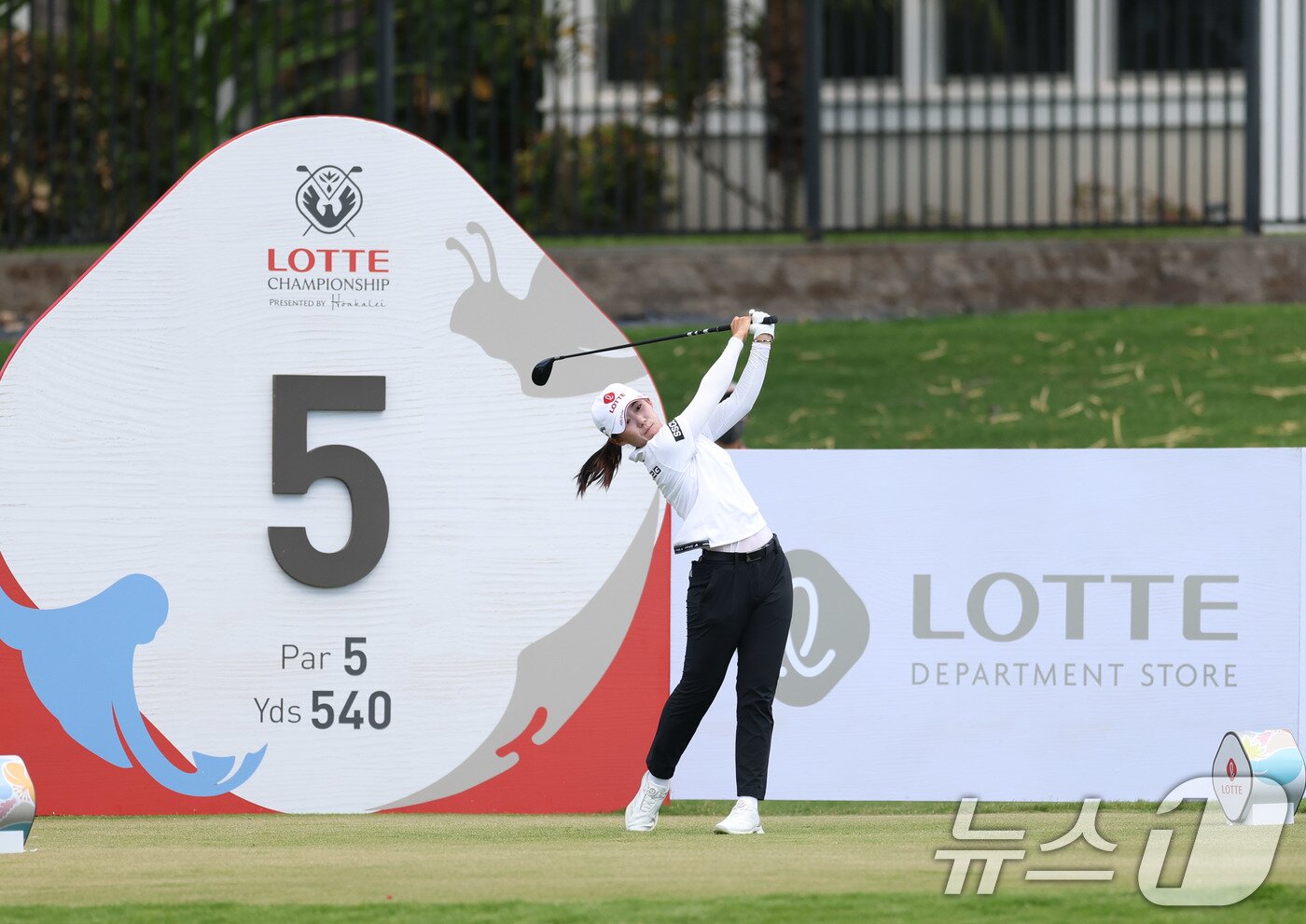 본문 이미지 - 황유민이 4일&#40;한국시간&#41; 하와이 오하우섬 에바비치에 위치한 호아칼레이CC에서 열린 &#39;2025 롯데 챔피언십&#39; 3라운드 5번 홀에서 티샷을 하고 있다. &#40;대홍기획 제공. 재판매 및 DB 금지&#41; 2025.10.4/뉴스1