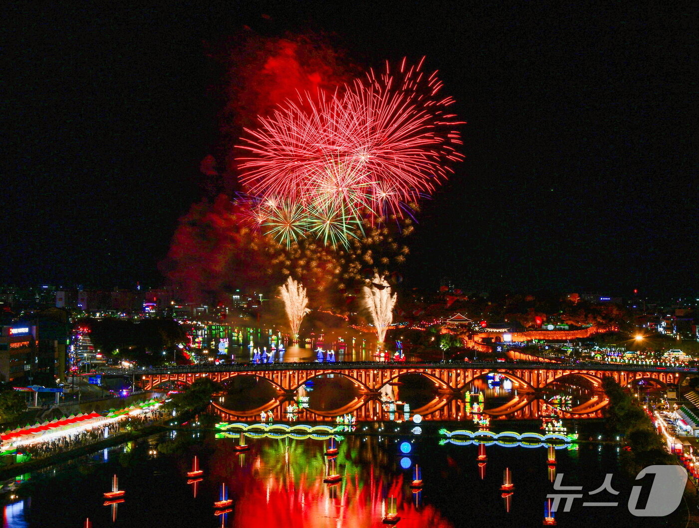 본문 이미지 - 진주남강유등축제 불꽃놀이 장면(진주시 제공. 재판매 및 DB금지)