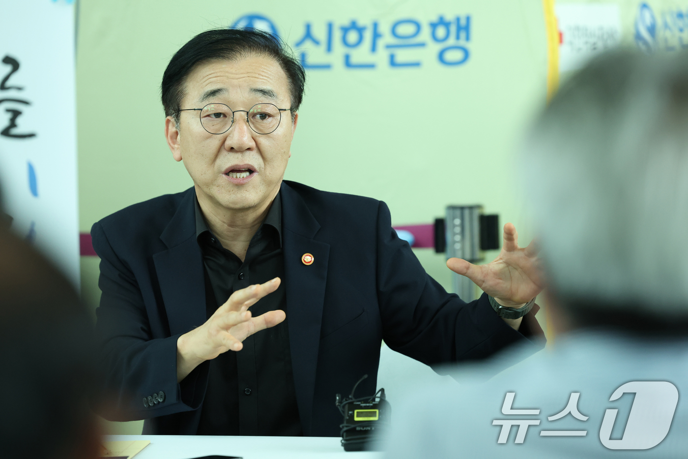 (무안=뉴스1) 이승현 기자 = 김윤덕 국토교통부 장관이 추석 연휴 둘째날인 4일 전남 무안국제공항 12·29 무안공항 제주항공 여객기 참사 유가족과 면담하고 있다. 2025.10 …